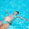 Een vrouw die bezig is met zwangerschapszwemmen bij het Lentebad in Zevenaar