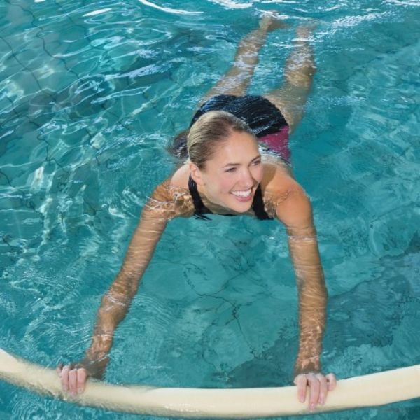 Een vrouw die bezig is met trimzwemmen bij het Lentebad in Zevenaar
