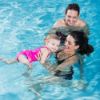 Een gezin is bezig met ouder en kind zwemmen bij het Lentebad in Zevenaar